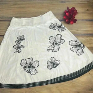Tribal Women's Size 6 White/Black Lined Floral Embroidered A-Line Skirt.